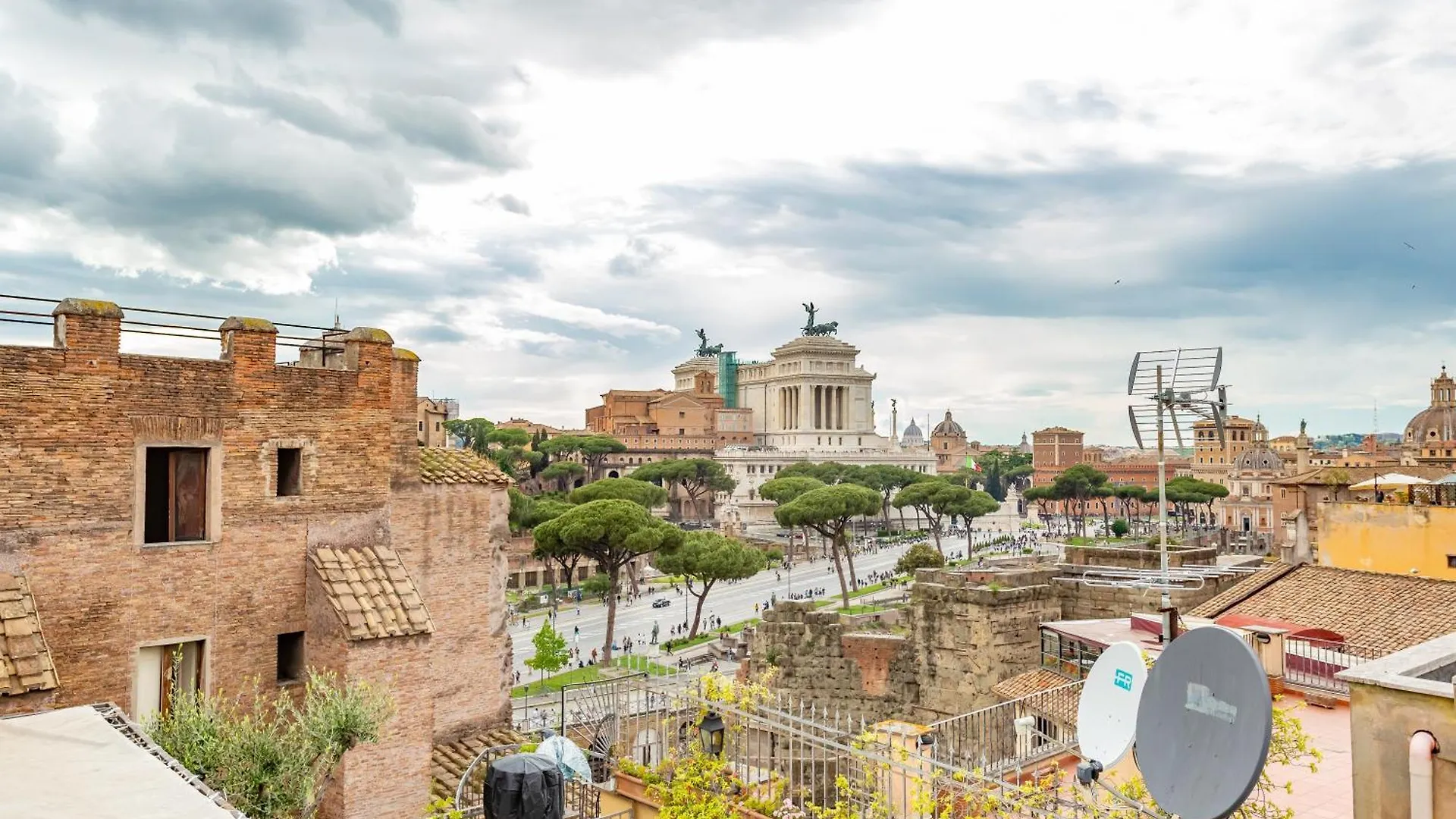 Roma Maxima: Amazing View Of The Roman Forum Apartment  Rome